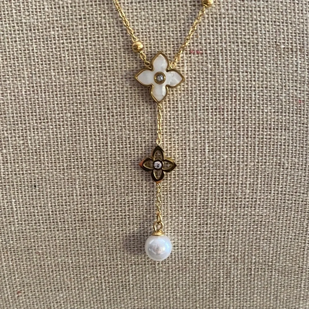 Elegant Gold and White Pearl Necklace - Picture 4 of 4